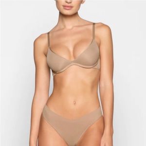 Skims Weightless Scoop Bra